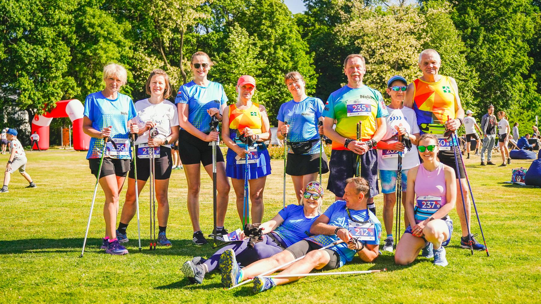 Uczestnicy Nordic Walking pozują grupowo do zdjecia.